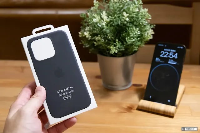 Apple iPhone 15 Pro MagSafe 矽膠保護殼 - 從電商平台下單的到貨速度會比較快
