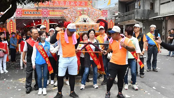 ▲社頭枋橋頭七十二庄迓媽祖起駕，縣長王惠美扶鑾轎，展開跨9個鄉鎮、50多個宮廟聯合謁祖進香民俗活動。（記者林明佑翻攝）