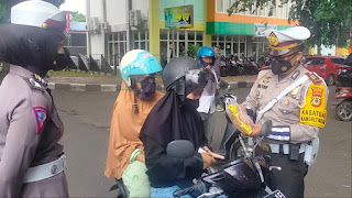 Kasat Lantas Polres Parepare Bagi Minyak Goreng ke Pengendara Tertib Lalin dan Prokes 