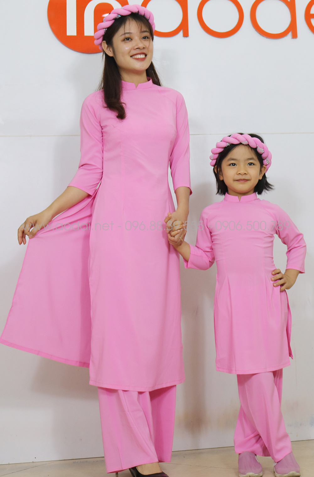 Áo dài mẹ và bé màu hồng