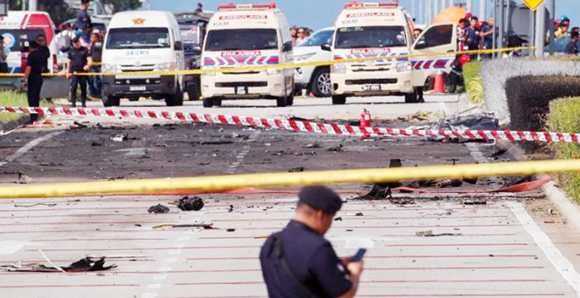 Pesawat jet pribadi jatuh di Malaysia, menewaskan 10 orang.