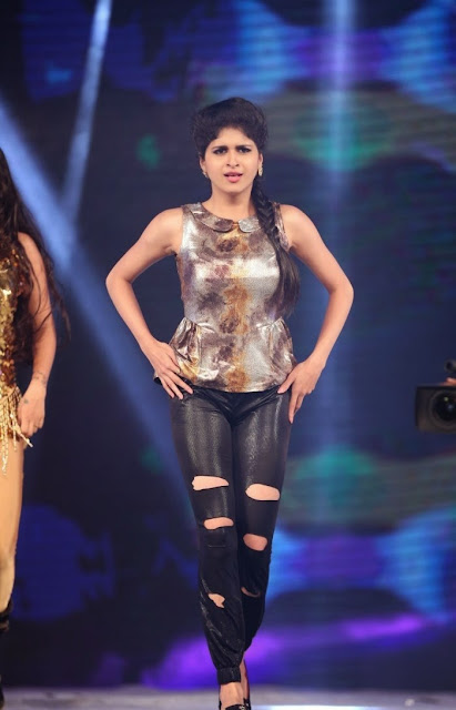 Actress Naveena  Dance Performance at Gama Awards Pictures Stills Gallery 4.JPG