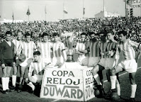 📸REAL VALLADOLID DEPORTIVO 📆21 octubre 1962 ⬆️Calvo, Pini, Endériz, Ramírez, Sanchís, Morollón, Pinto, Rodilla, Molina y Aramendi. ⬇️García Verdugo. 🖋️Antes de empezar el partido el Real Valladolid recibió la Copa Durward por ser el equipo menos goleado en 2ª División en la anterior temporada. 📕Del libro LA LEGIÓN EXTRANJERA BLANQUIVIOLETA (II), de Ramón Martínez. REAL VALLADOLID C. F. 4 🆚 REAL MADRID C. F. 2 Domingo 21/10/1962, 16:00 horas. Campeonato de Liga de 1ª División, jornada 6. Valladolid, estadio Municipal José Zorrilla. GOLES: ⚽0-1: 45’, Puskas. ⚽1-1: 47’, Endériz. ⚽1-2: 52’, Puskas. ⚽2-2: 65’, Rodilla. ⚽3-2: 75’, Molina. ⚽4-2: 89’, Molina.