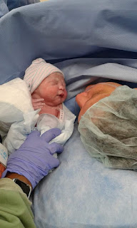 Foto bebe y mamá en sala de parto