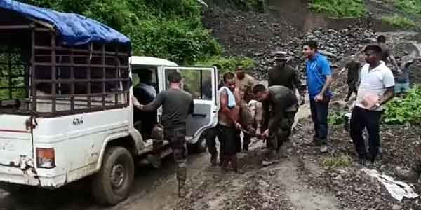 Landslide Near Army Camp | ഇംഫാലില്‍ സൈനിക ക്യാംപിനടുത്ത് കനത്ത മണ്ണിടിച്ചില്‍; 13 പേരെ രക്ഷപ്പെടുത്തി; 2 മരണം, സൈനികരുള്‍പെടെ നിവധി പേരെ കാണാതായി; ഹെലികോപ്റ്ററടക്കം വിന്യസിച്ച് രക്ഷാപ്രവര്‍ത്തനം തുടരുന്നുവെന്ന് സൈന്യം