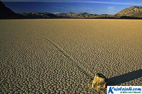 Misteri Batu Bergerak di Death Valley - Kujelajahi.com