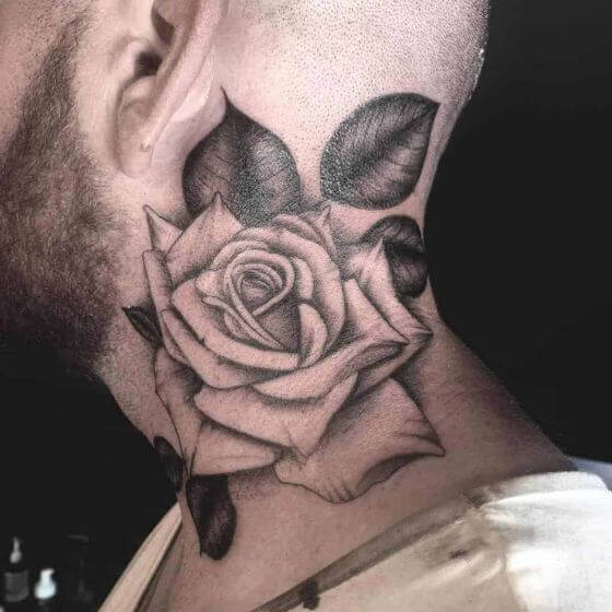 20 tatuagens de rosas pretas para homens que desejam um visual misterioso