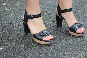 jupe jaune naf naf, sandales noires, top sinequanone