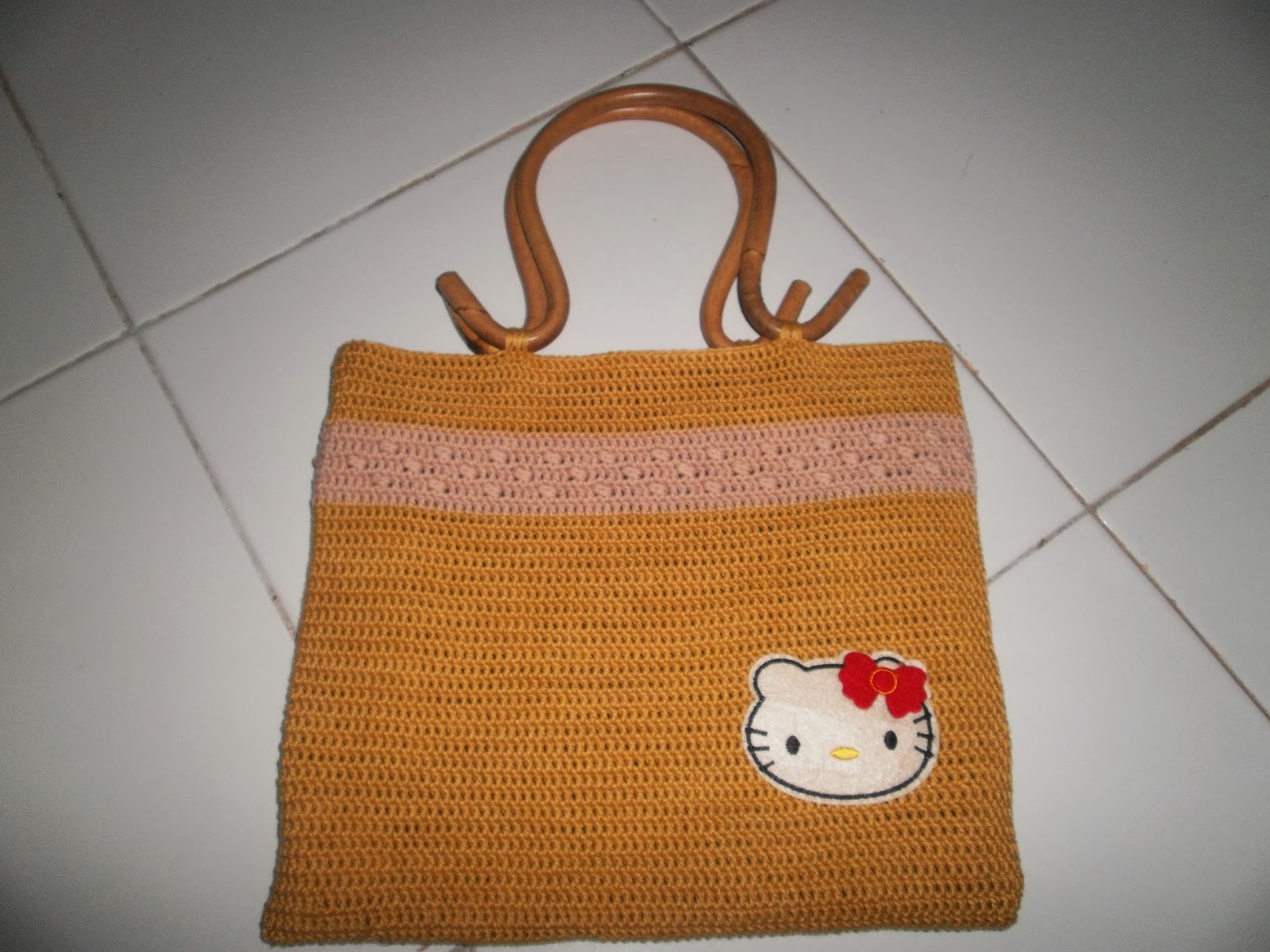 Idenya adalah membuat tas lucu makanya jadi agak kekanakan hehehe Modelnya sendiri ingin yang simpel dan karena aku sudah lama tidak memegang jarum