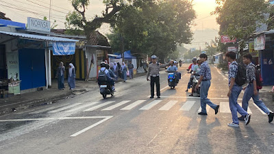 Polsek Banjar tempatkan Personill di Simpang Empat Pintusinga Bantu sebrangkan Anak sekolah di jam sibuk pagi hari