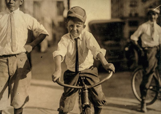 Niños trabajando como mensajeros en bicicleta a principios del siglo XX