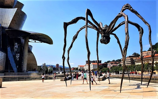 scultura del ragno maman davanti al gugenheim