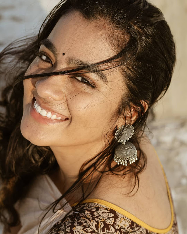 actress gayathrie photos