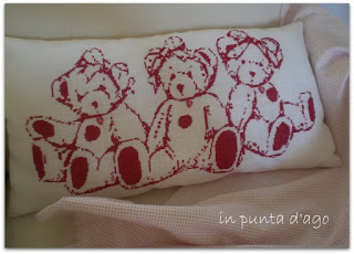 http://silviainpuntadago.blogspot.it/2011/07/da-questo-ricamo-un-cuscino-per-tre.html