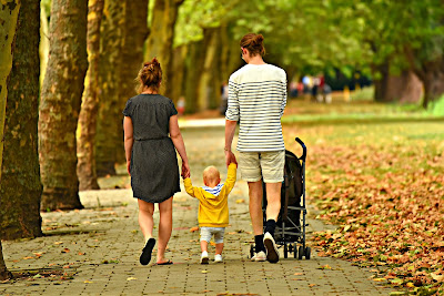 What is the oldest age  of a toddler starting to walk?,when do babies start walking on average,  when do babies start walking independently,  signs baby will walk soon,  baby walking early sign of intelligence,  how to help baby walk independently,  baby walking early problems,  what percentage of babies walk at 9 months,  reasons for late walking in babies,