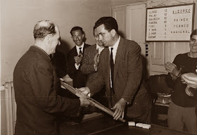 Joaquim Font Montserrat recibiendo su premio en el I Torneo Nacional de Ajedrez de Granollers 1964