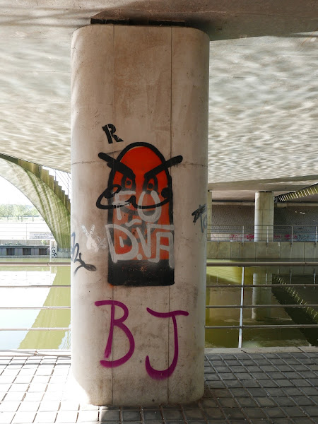 Graffiti op pijler