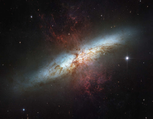 m82-galaksi-cerutu-terlihat-oleh-hubble-astronomi