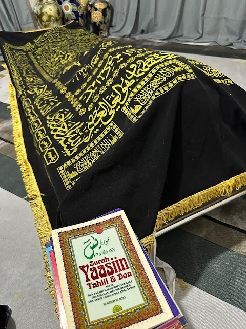 Keranda jenazah ditutupi kain hitam