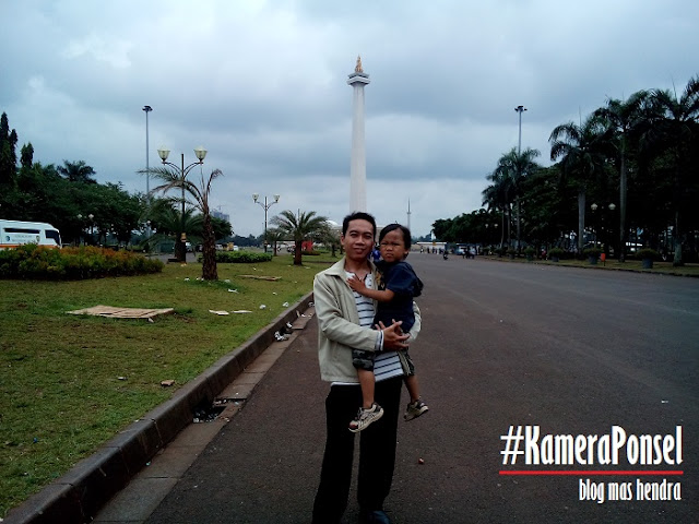 Berfoto di Depan Monas - Blog Mas Hendra