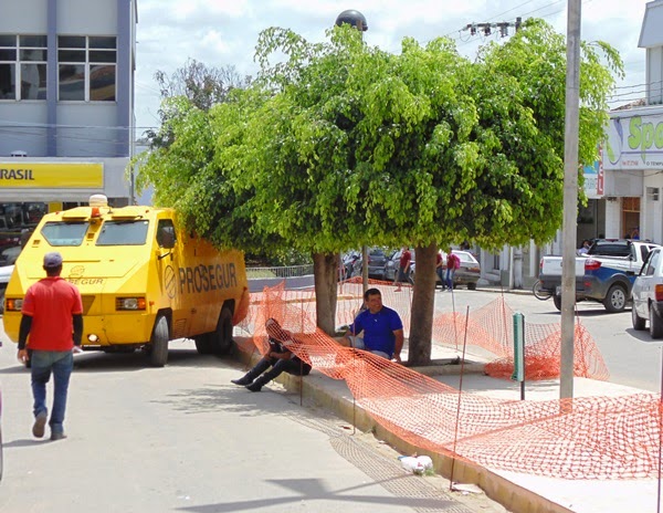 CARRO FORTE ATRAPALHA TRÂNSITO DE BOM CONSELHO