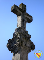 Vitrey - Croix monumentale du cimetière : Christ en croix