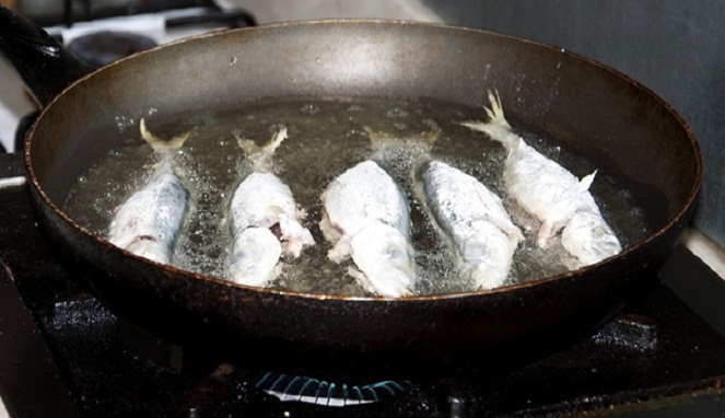 5 Cara Agar Minyak Tak Mudah Meletup Saat Menggoreng  Ikan  