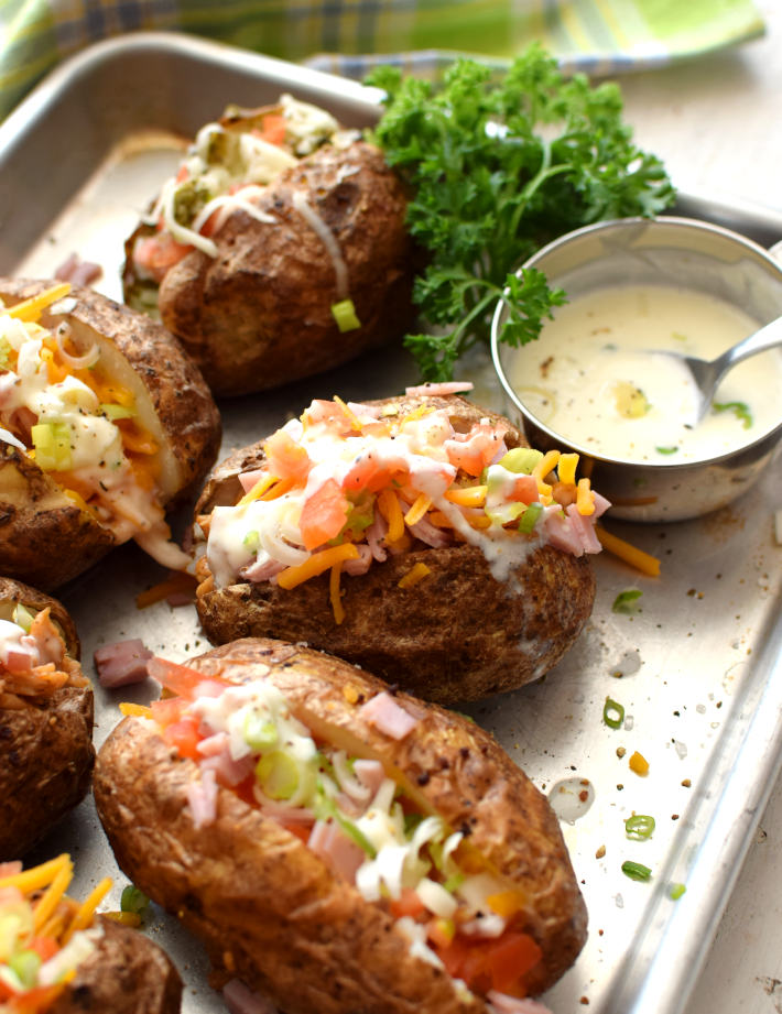 Papas asadas al horno rellenas con variedad de ingredientes