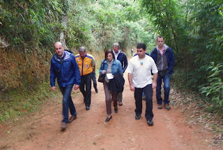 Comitiva alemã em caminhada pela Trilha da Tartaruga, no Parque Municipal