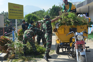 Kamis Bersih, Masyarakat Bejalen Bersama TNI Bersihkan Aliran Sungai