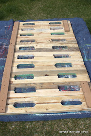 pallets, reclaimed wood, headboard, building, wood, decor, beyond the picket fence, http://bec4-beyondthepicketfence.blogspot.com/2015/05/pallet-headboard.html