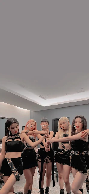 (G)I-dle ((여자)아이들) is a South Korean multi-national girl group