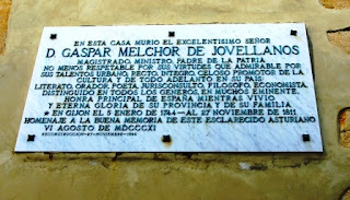 Puerto de Vega, Casa de Trelles, placa