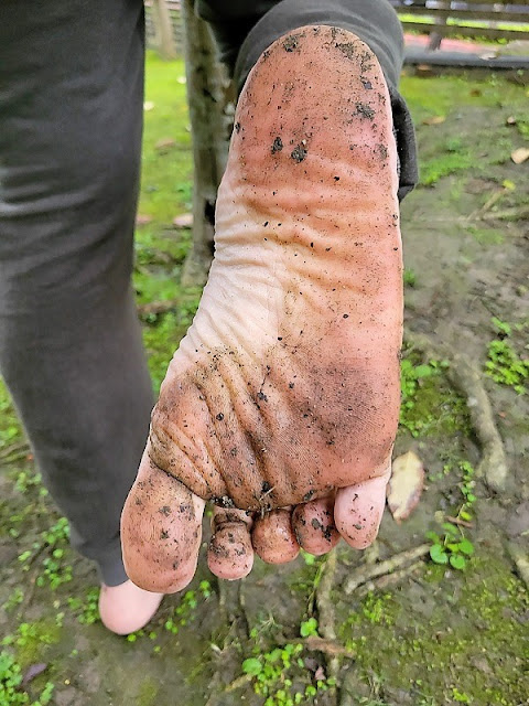 沾满泥巴的脚才是最帅的脚，象徵我是赤脚族