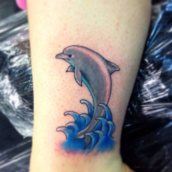 fotografia con tatuajes de delfines