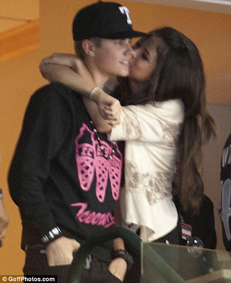 Justin Bieber And Selena Gomez Kissing Pics Leaked. pics people eater Justin