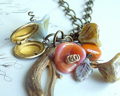 flower necklace from etsy shop the Glass Onion