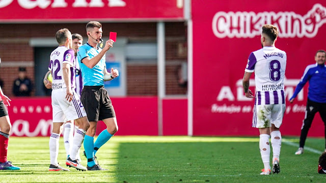 El colegiado Moreno Aragón le enseña la tarjeta roja a Monchu. C. D. MIRANDÉS 0 REAL VALLADOLID C. F. 1 Domingo 24/04/2022, 16:15 horas. Campeonato de Liga de 2ª División, jornada 37. Miranda de Ebro, Burgos, estadio Municipal de Anduva: 4.140 espectadores. GOLES: 0-1: 3’, Álvaro Aguado