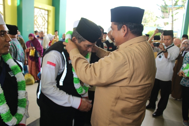 Wabup Suhatri Bur Sambut Kepulangan Jemaah Haji Padang Pariaman