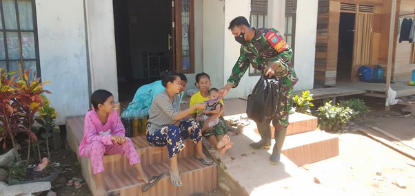 Ibu-Ibu Tukar Pikiran Bersama Satgas TMMD Ke-111 Kodim 1207/Pontianak