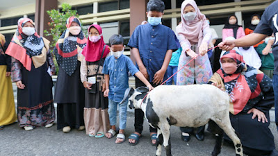 Tim Penggerak PKK Kota Bandung Bagikan Kurban untuk Anak Yatim