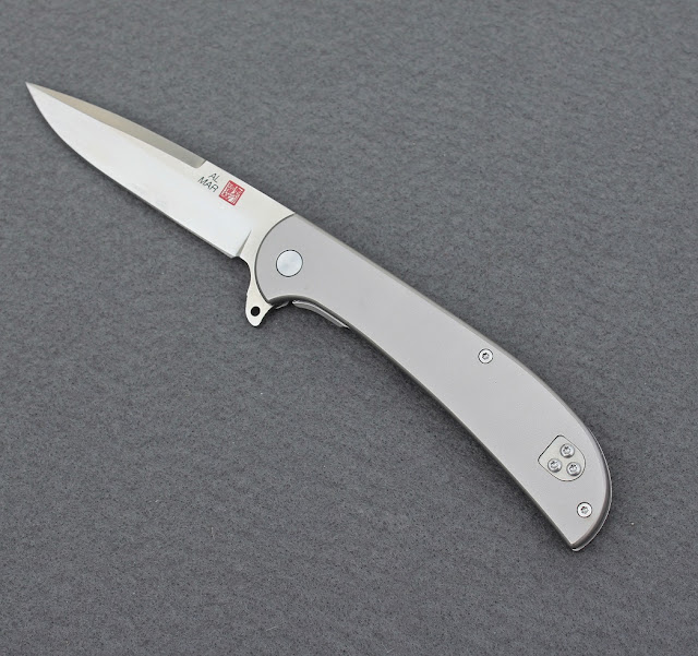 A slim but comfortable knife handle