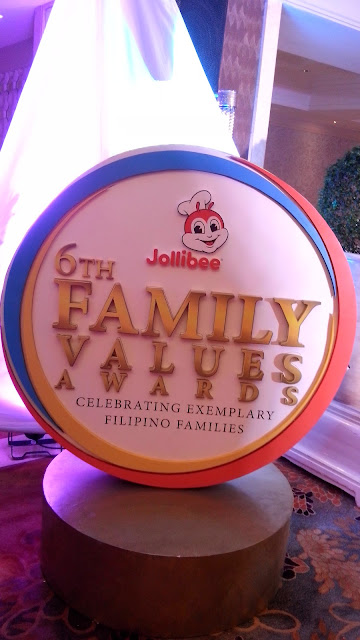 Last October 7, 2016, 6:00 P.M., Jollibee's annual Gabi ng Parangal para sa Pamilyang Pilipino was held at the Rizal Ballroom of the Makati Shangri-La.