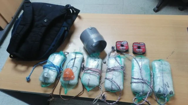 Interceptan mochila con celulares y drogas