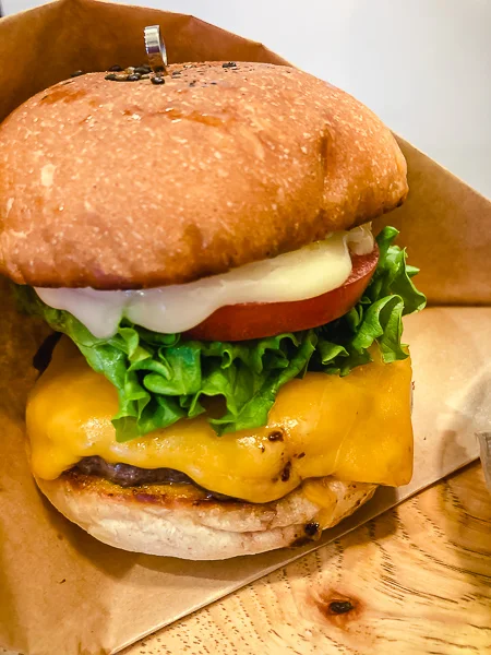 浅草のハンバーガー専門店『THE BURGER CRAFT』のスタンダードチェダーチーズバーガー