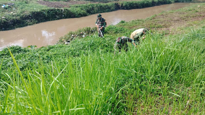 Sosialisasikan Program Citarum, Satgas Subsektor 21-01 Rancaekek Tiap Hari Terjun Bersihkan Sungai Dan Temui Warga 