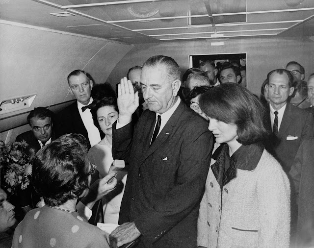 22 Kasım 1963, Johnson başkanlık yemini ediyor.