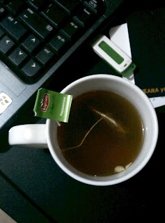 Lipton Green Tea with Lemon Squeeze in a cup