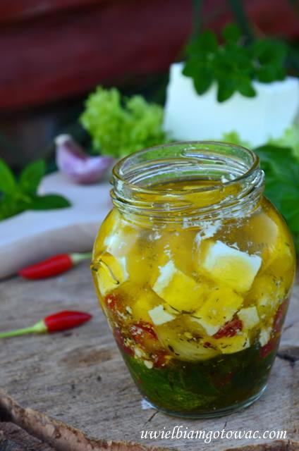 Feta marynowana z chili, czosnkiem i ziołami