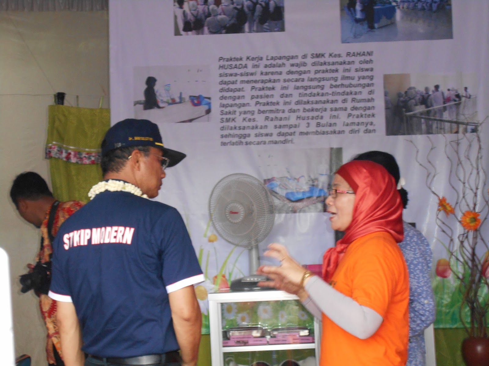 Dalam acara ini SMK Rahani memberikan pelayanan publik gratis berupa general cek up tensi tinggi berat bekam Konsultasi kesehatan dll
